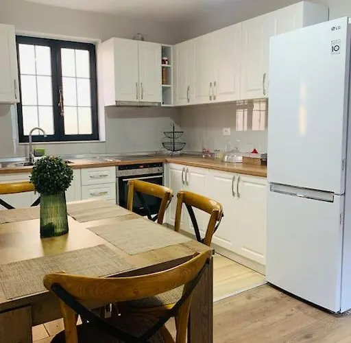 Spacious In A Trendy Neighborhood Appartement Tirana