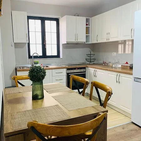 Spacious In A Trendy Neighborhood *