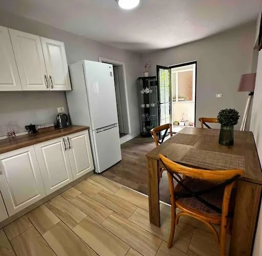 Spacious In A Trendy Neighborhood *