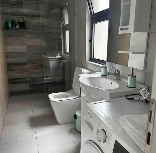 Spacious In A Trendy Neighborhood Тирана