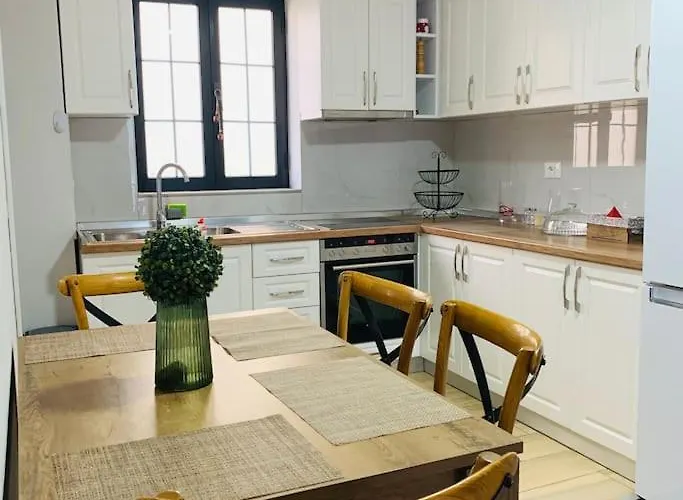 Spacious In A Trendy Neighborhood *