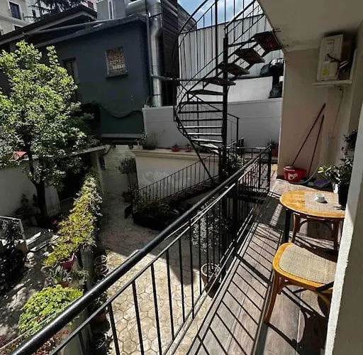 Spacious In A Trendy Neighborhood Тирана